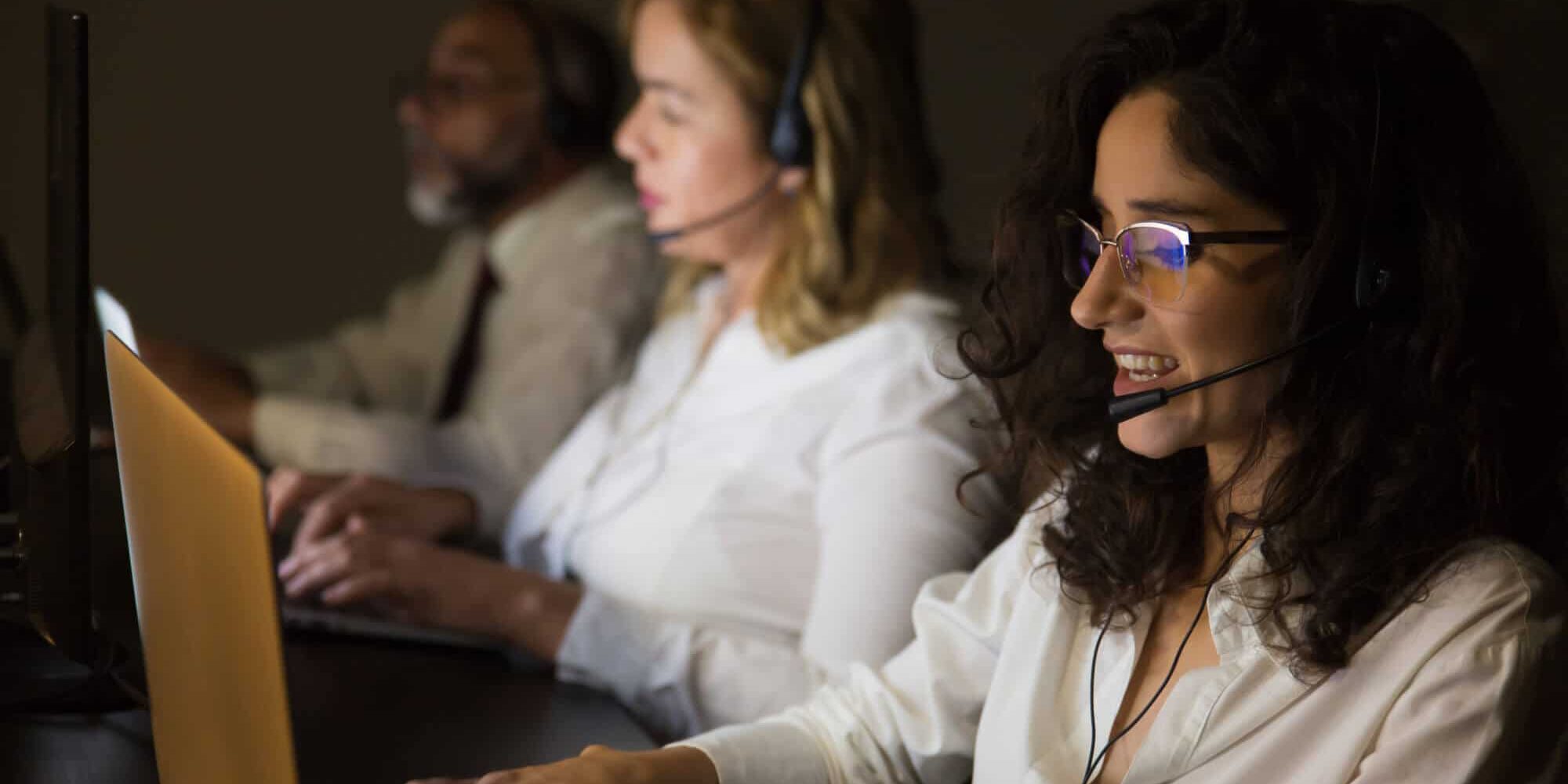 Call Center utilizando a tecnologia VoIP Pessoas trabalhando, com os problemas da tecnologia VoIP resolvidos.