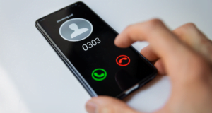 Celular com o número 0303
